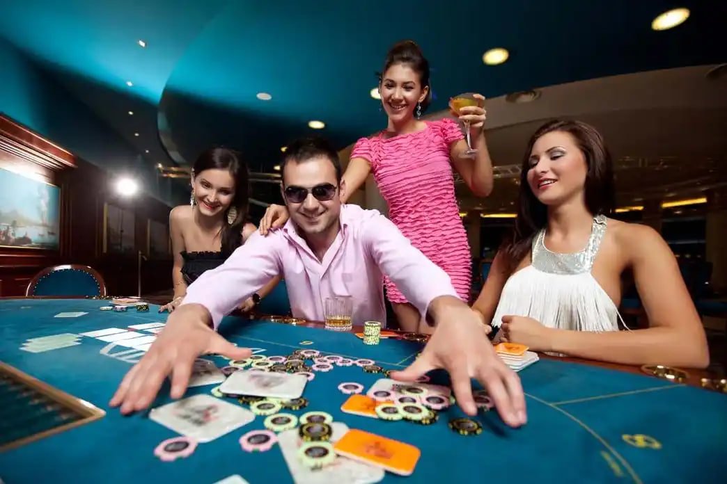 Dealer live casino profesional di hoki168 menyediakan permainan langsung